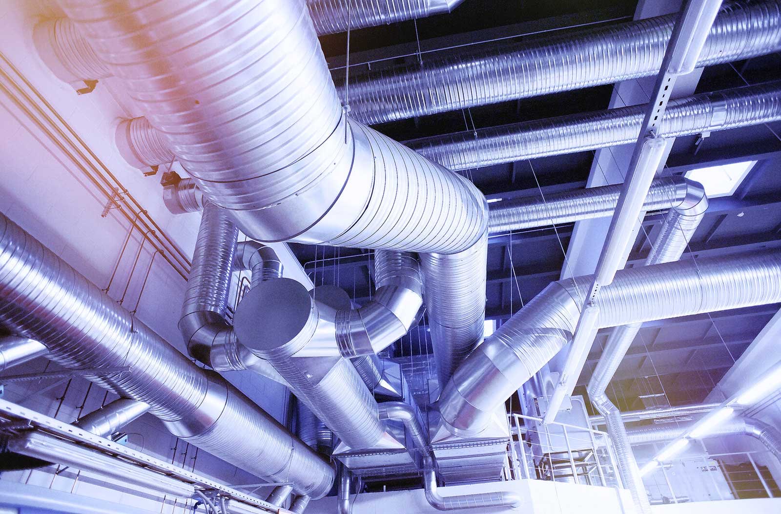 Industrielle Lüftungsanlage mit verzweigter Kanalführung